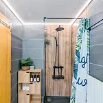 Centered Ski/swim Ap. W/ Private Yard & Fireplace アパート