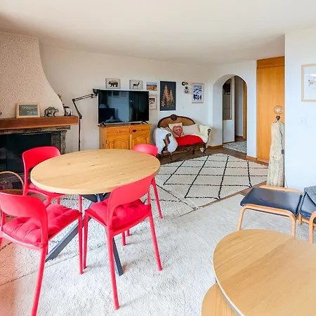 Centered Ski/swim Ap. W/ Private Yard & Fireplace *