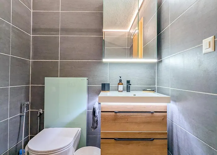 Centered Ski/swim Ap. W/ Private Yard & Fireplace Апартаменты