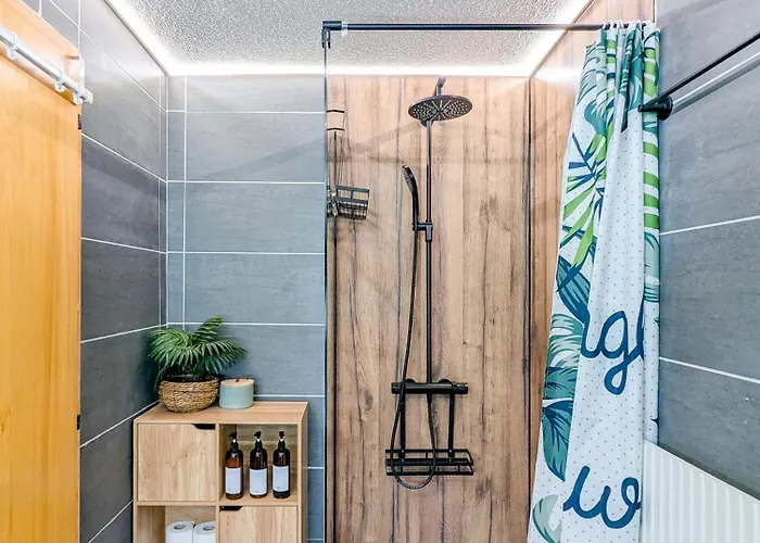 Centered Ski/swim Ap. W/ Private Yard & Fireplace Апартаменты